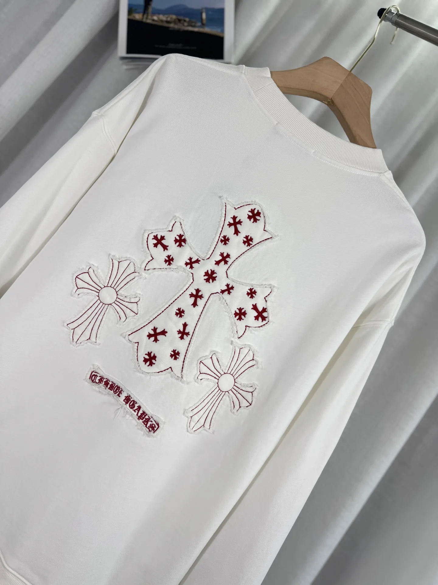 P260 top version, real shot without P, ​​different from market currency) 𝗖𝗵𝗿𝗼𝗺𝗲 𝗛𝗲𝗮𝗿𝘁𝘀/Cro Heart 2025 washed patch embroidery autumn and winter new original single counter American laser burnt 3D three-dimensional color embroidered couple casual sweatshirt 👑The highest version! Customized fabric 420g tripe terry fabric! American acid-washed and distressed original fabric laser burnt ✟appliqué embroidery and exquisite embroidery of letters! The best-selling model in the counter, very comfortable to wear. Accessories: original molded and authenticated collar label➕100% silk wash label. Genuine purchase-grade original hangtag➕matching hanging rope➕3D hanging beads➕original packaging bag. Craftsmanship: The original version has consistent wiring! The highest version of the armhole matching technique! Color: White Black Size: S M L XL Style Number: 25-316